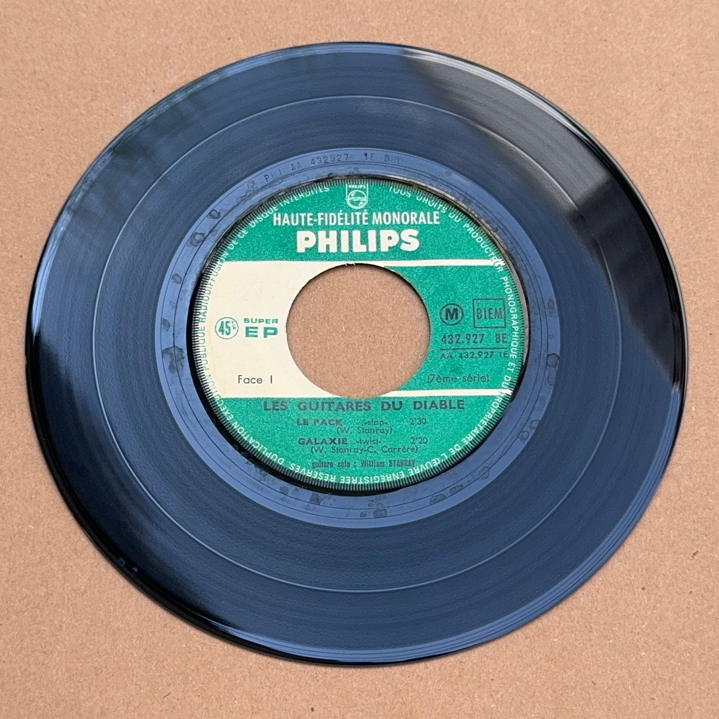 Les Guitares Du Diable - Pendent Les Vacances / Le Pack, Philips 432.927 BE, France